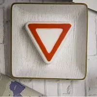 Пластиковая форма для шоколада "Знак "Уступи дорогу"